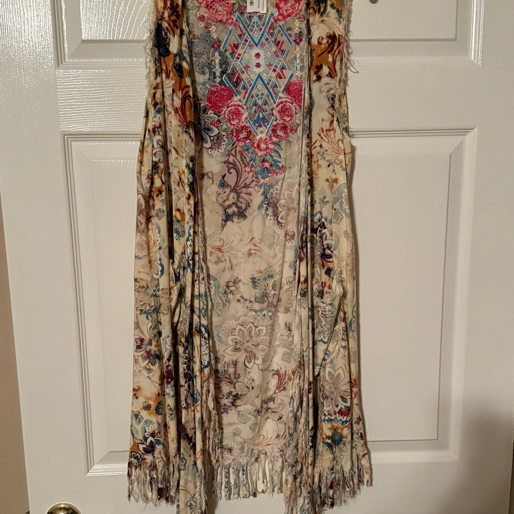New With Tags Floral Fringe Topper